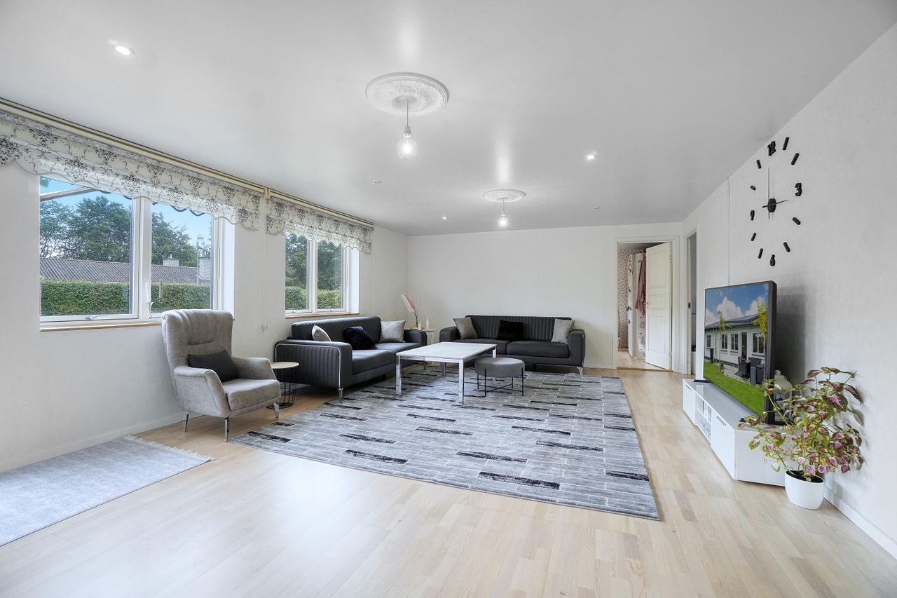 Ejendomsbillede 2 af 16