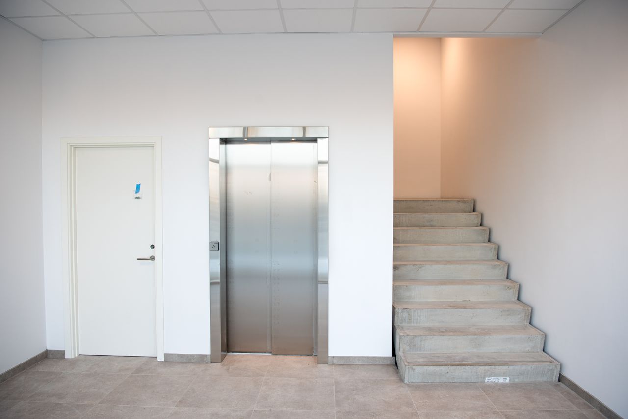 Trappe og elevator