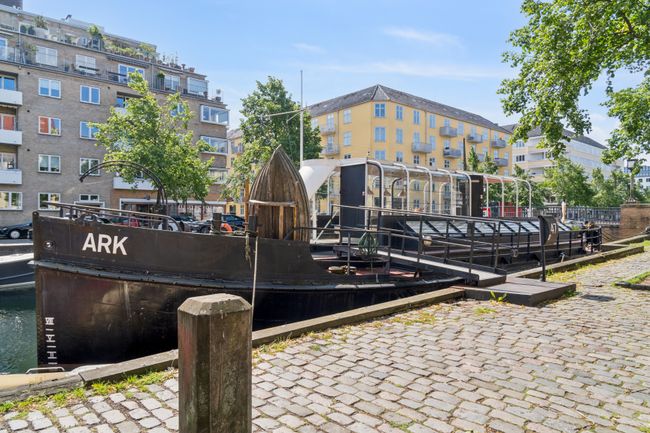 Overgaden Neden Vandet 47,  Erhverv