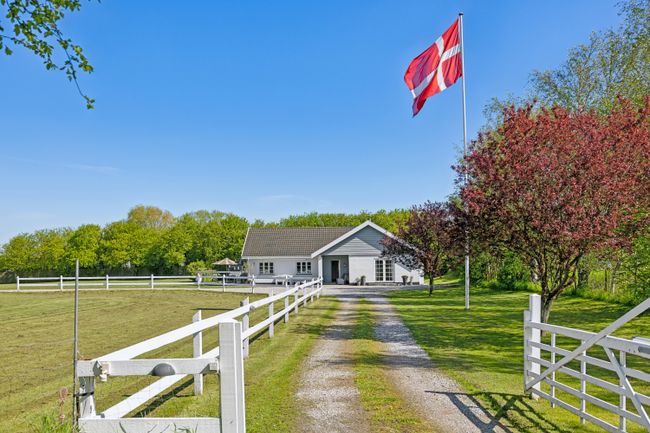 Jersie Strandvej 96,  Landejendom
