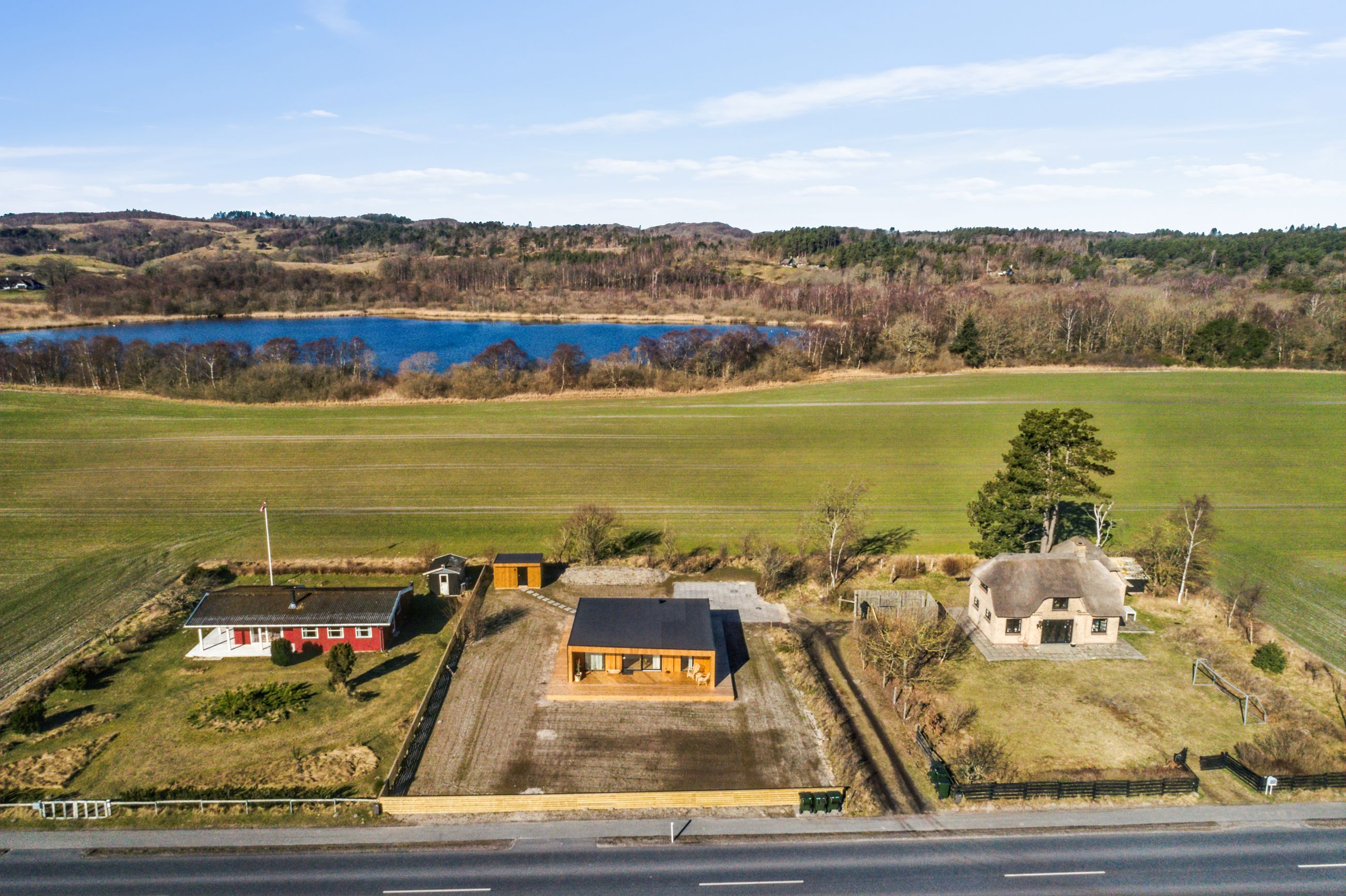 Dronefoto af ejendommen