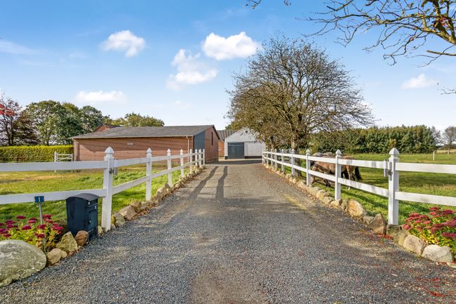 Damgårdvej 1,  Landejendom