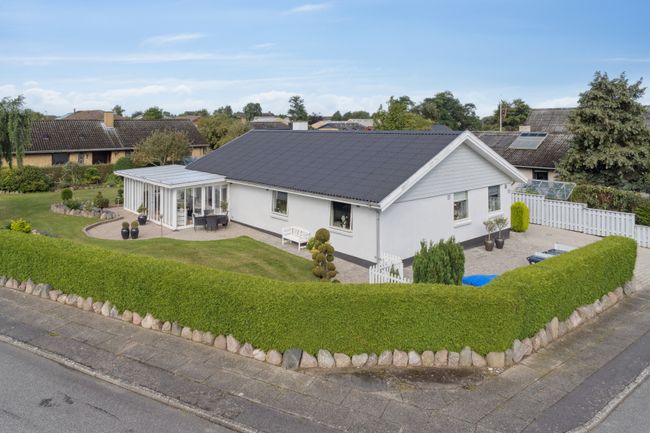 Lauritz Larsens Vej 16,  Villa