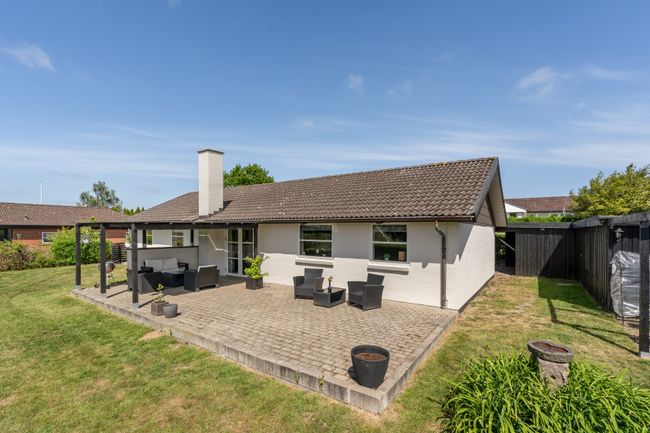 Trompeterager 15,  Villa