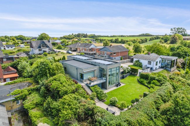 Solbakken 1,  Hvalpsund