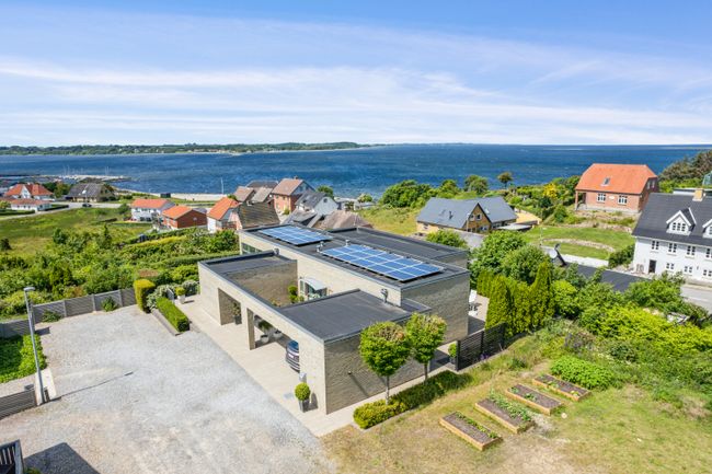 Solbakken 1,  Hvalpsund