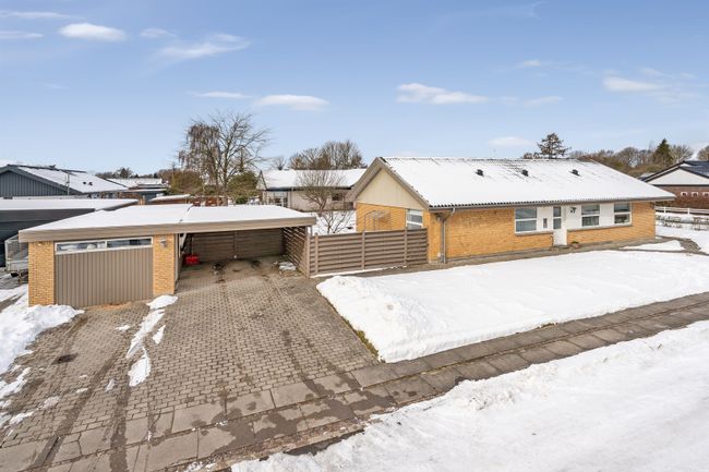 Nøddehegnet 13,  Villa