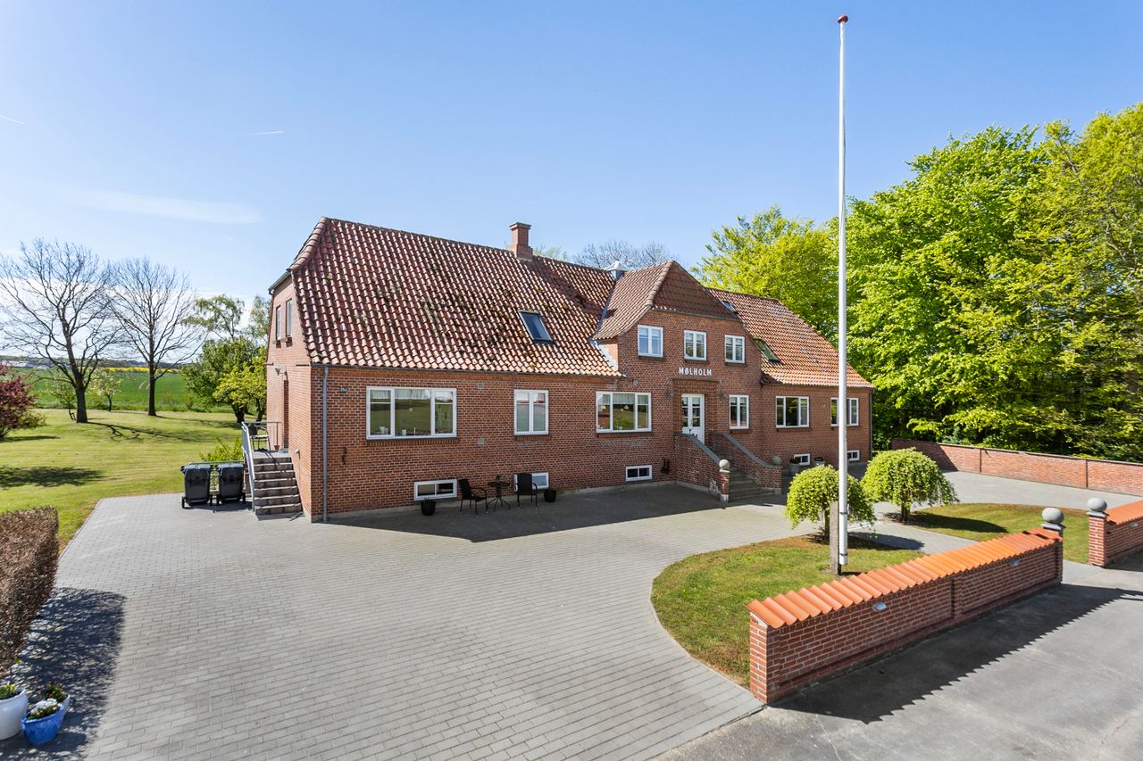 Ejendomsbillede 2 af 33