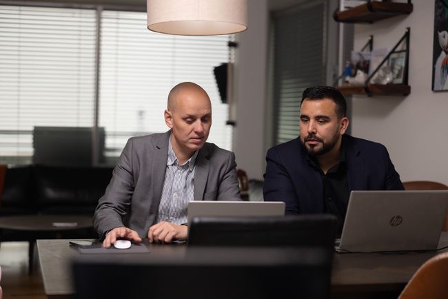 Moderne kontormøde med team