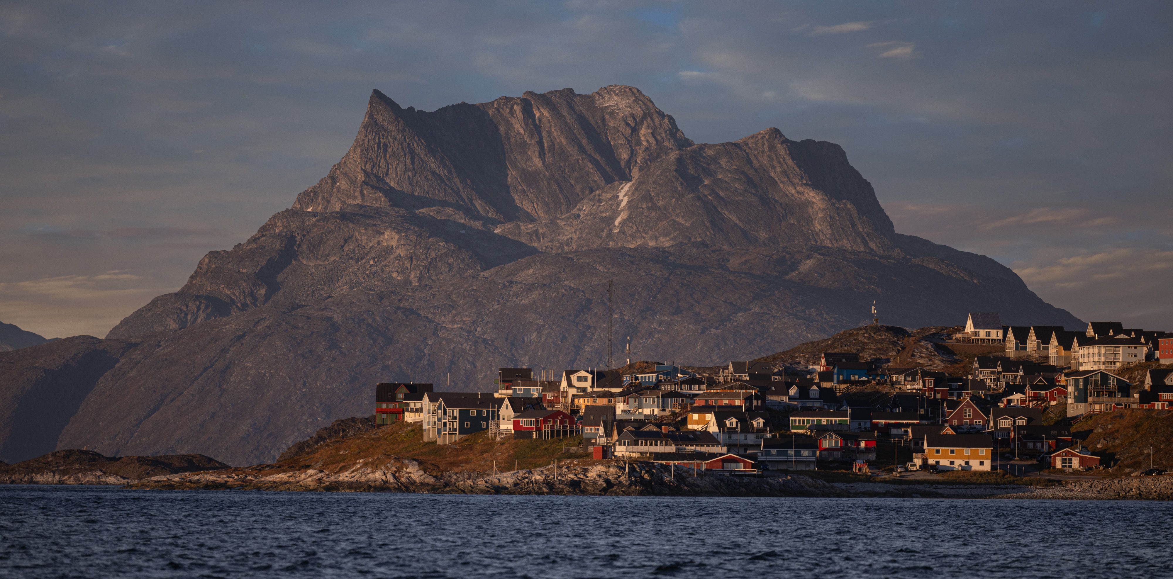 Moderne boliginteriør med udsigt