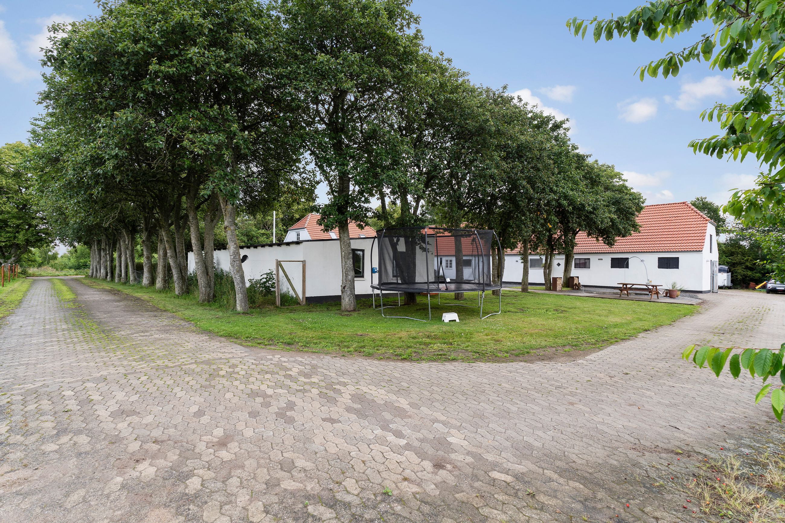 Trønninge Alle 9, Regstrup - Ejendommen