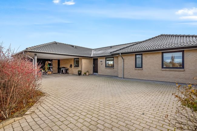 Under Egen 45,  Halgårde