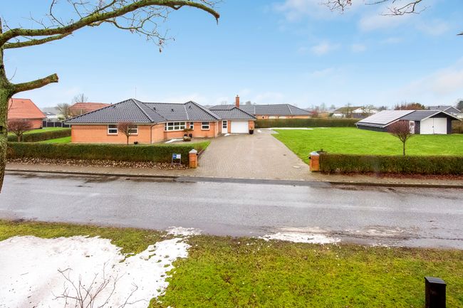 Ahornvej 28 Og Pilevej 3 .,  Abild