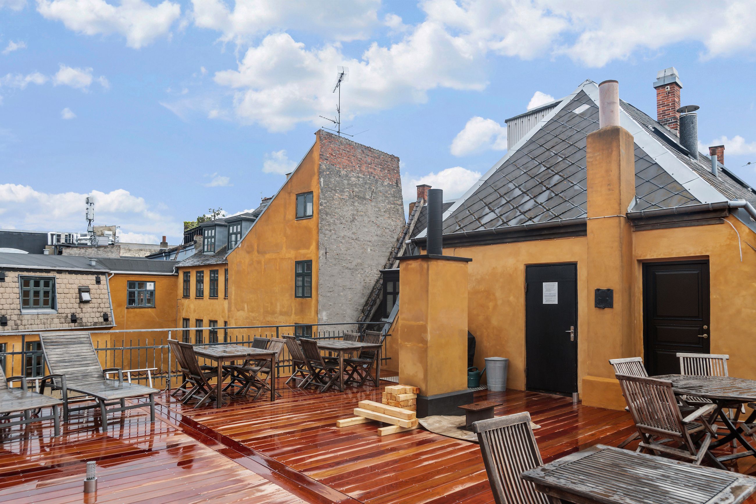 Badstuestræde 9, 2. 3, København K - Ejendommen