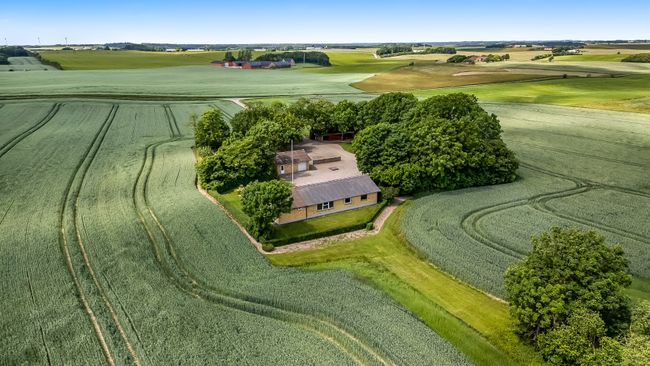 Sir Lyngbjergvej 8,  Vejrum