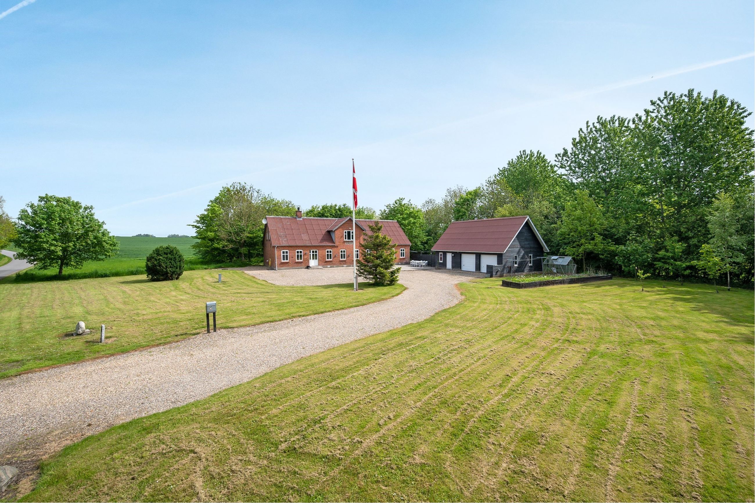 Kviumvej 8,  Landejendom