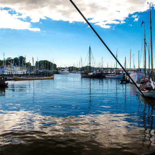 Hus med pool i skumringen