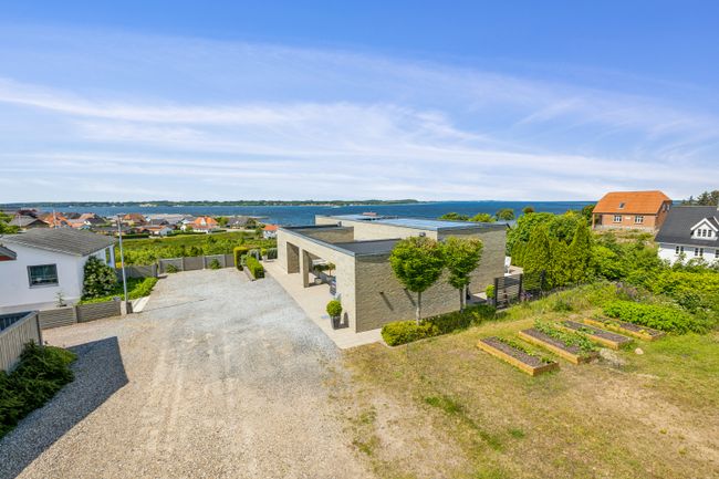 Solbakken 1,  Hvalpsund